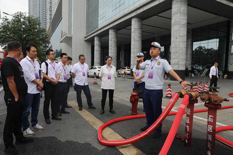 现场讲解水泵结合器的维保和使用(单位供图)