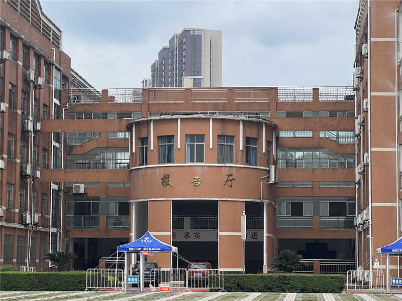 箴言中學考點教室前安檢門。林洛頫攝