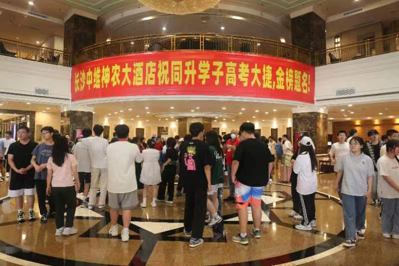 高考學子在酒店內有序辦理入住。受訪單位供圖