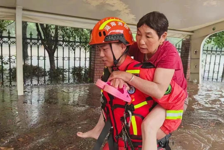 消防員轉移被困人員（單位供圖）