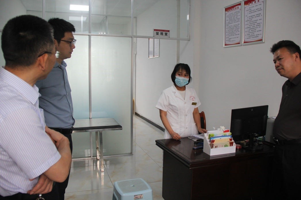 调研组对开展健康细胞建设的芷江镇海峡路路社区走访调研。单位供图