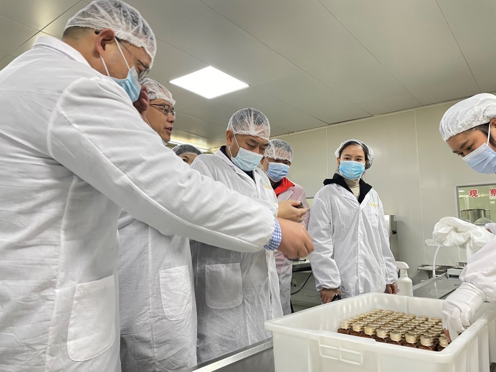 科研成果在企業轉化落地（左二為梁忠厚）。單位供圖