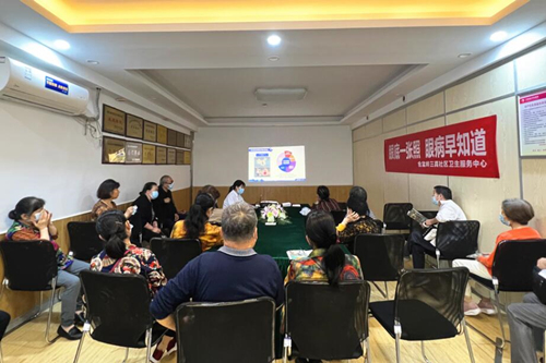 长沙爱尔眼科医院在金盆岭街道三真社区卫生服务中心开展常见眼病科普讲座及检查。受访单位供图