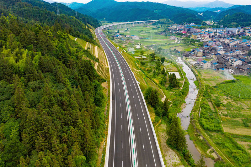 靖（州）黎（平）高速公路靖州苗族侗族自治县平茶镇地段。田文国摄