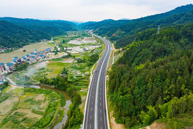 靖（州）黎（平）高速公路靖州苗族侗族自治县平茶镇地段。田文国摄