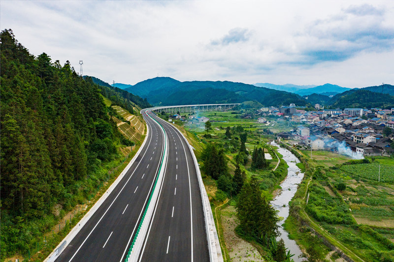 靖（州）黎（平）高速公路靖州苗族侗族自治县平茶镇地段。田文国摄