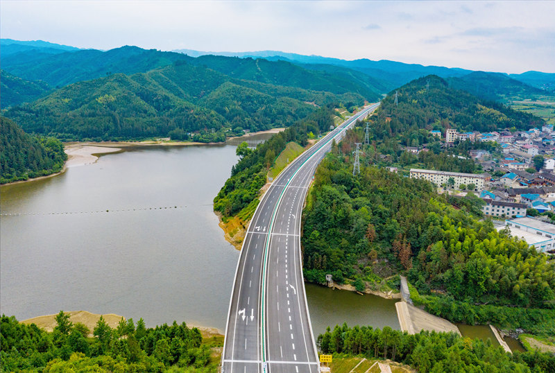 靖（州）黎（平）高速公路靖州苗族侗族自治县藕团乡地段。田文国摄