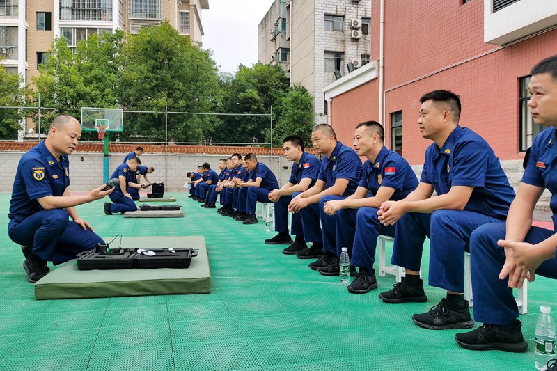 热成像仪、有毒气体探测仪学习。单位供图