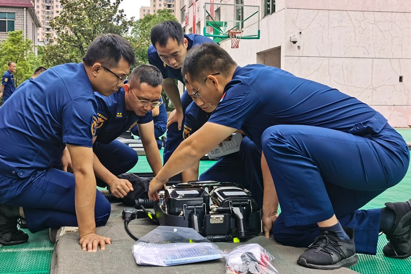 正压式氧气呼吸器学习。单位供图