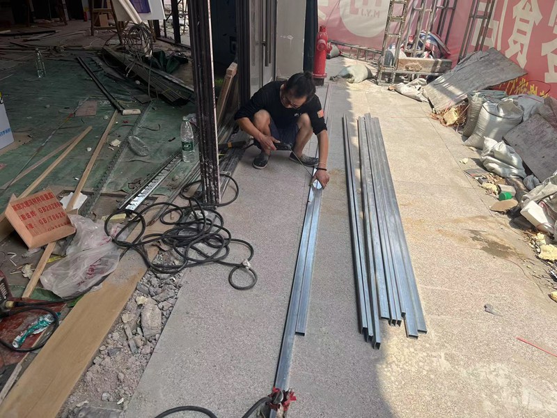 男子无证情况下进行电焊作业。单位供图