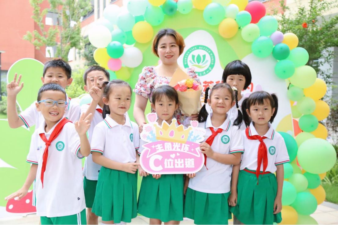 学生给班主任送上祝福。单位供图