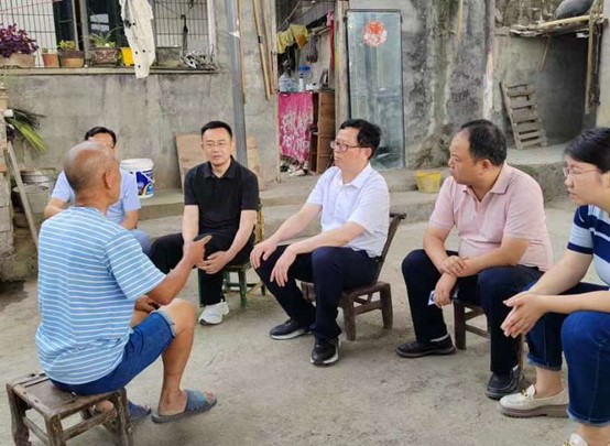 督导检查组到竿子坪镇新民村向群众宣讲政策。肖庆功摄