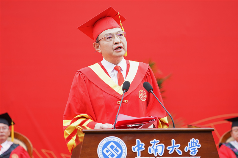 校長李建成院士向畢業生表達衷心的祝賀。受訪單位供圖