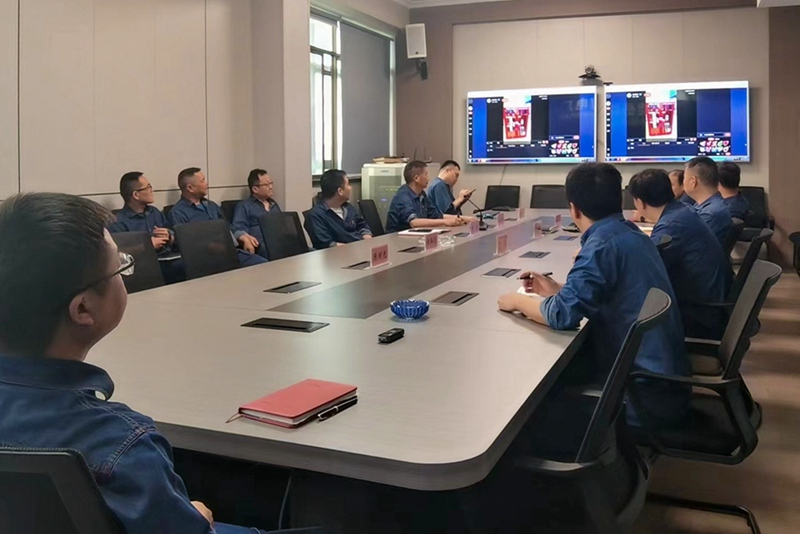 消防安全重点单位员工观看直播。单位供图