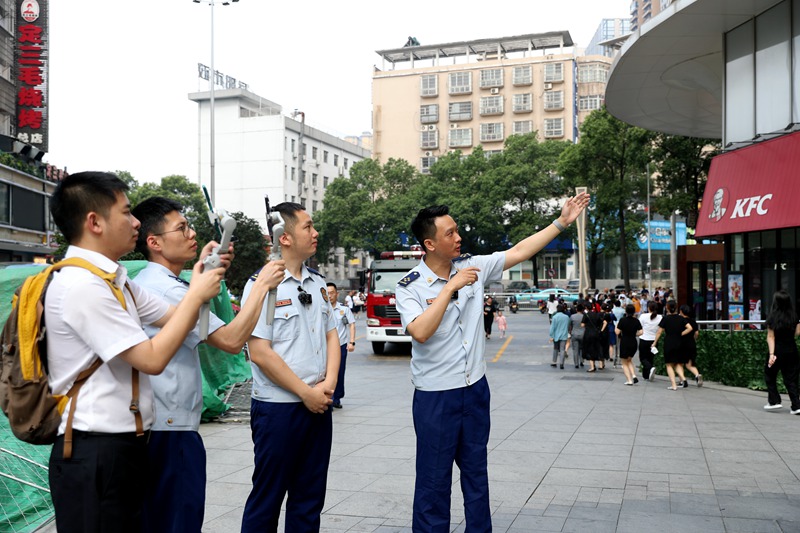 消防宣传员讲解人员密集场所消防注意事项。单位供图