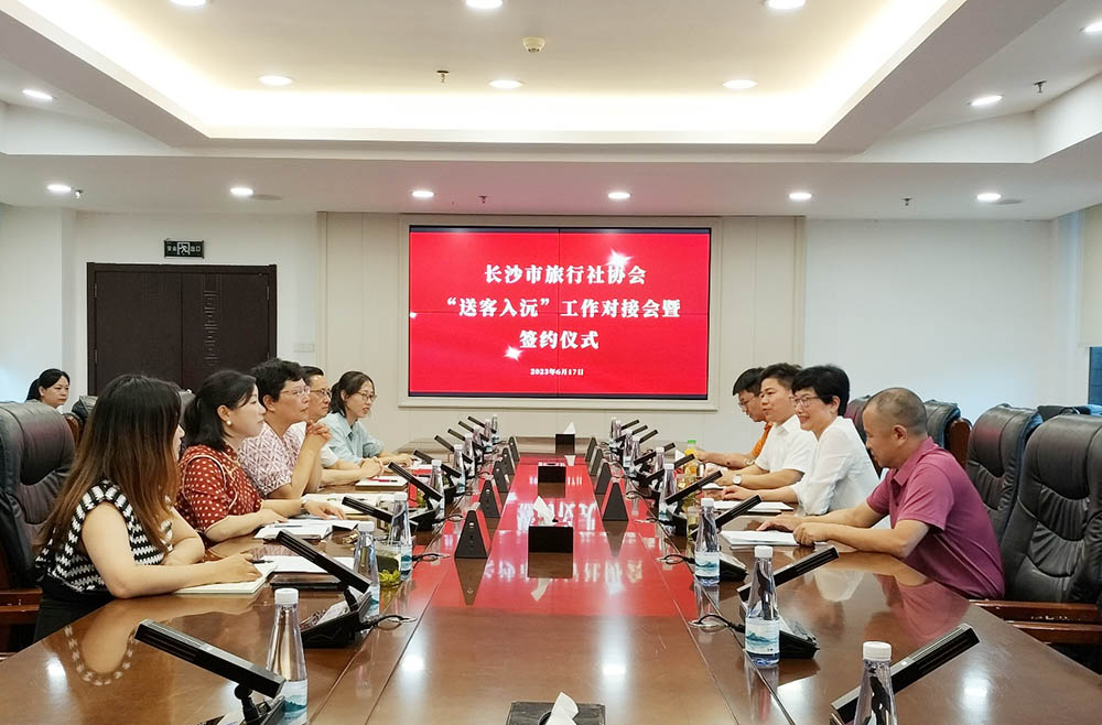 签定合作协议。陈文敏摄