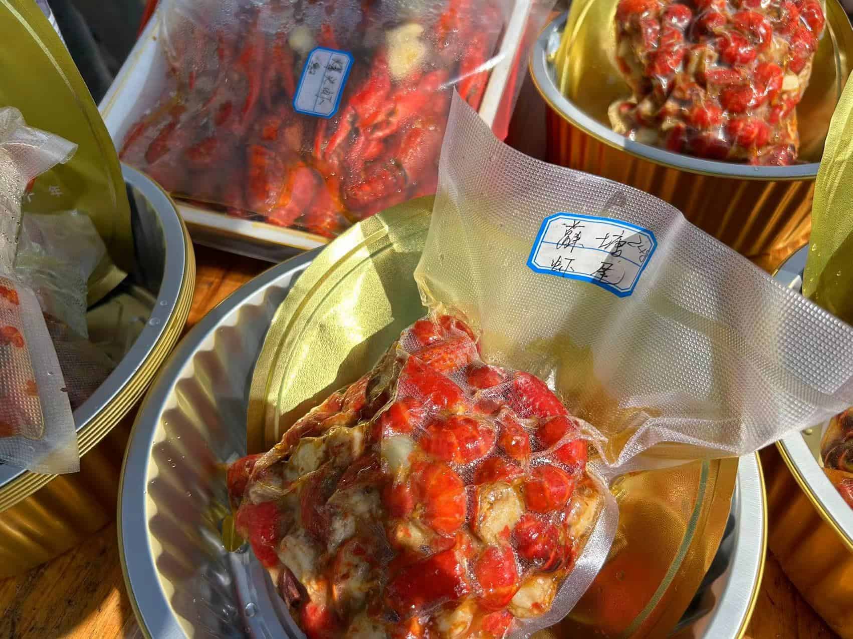 不同口味的小龙虾美食成品。刘汕摄