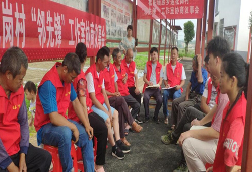 “邻先锋”在召开民主议事会。县委宣传部供图