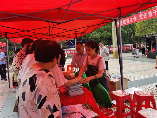 绥宁县在绿洲广场组织开展第22个安全生产月暨宣传咨询活动。单位供图