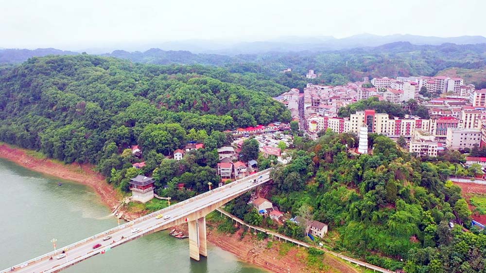 “民族英雄、千古功臣”张学良被幽禁之地——凤凰山国家森林公园。目前正紧张有序的施工建设中，七月底前将完成陈列馆、望江楼、观景平台等一系列整体提质改造工作。郝涛摄