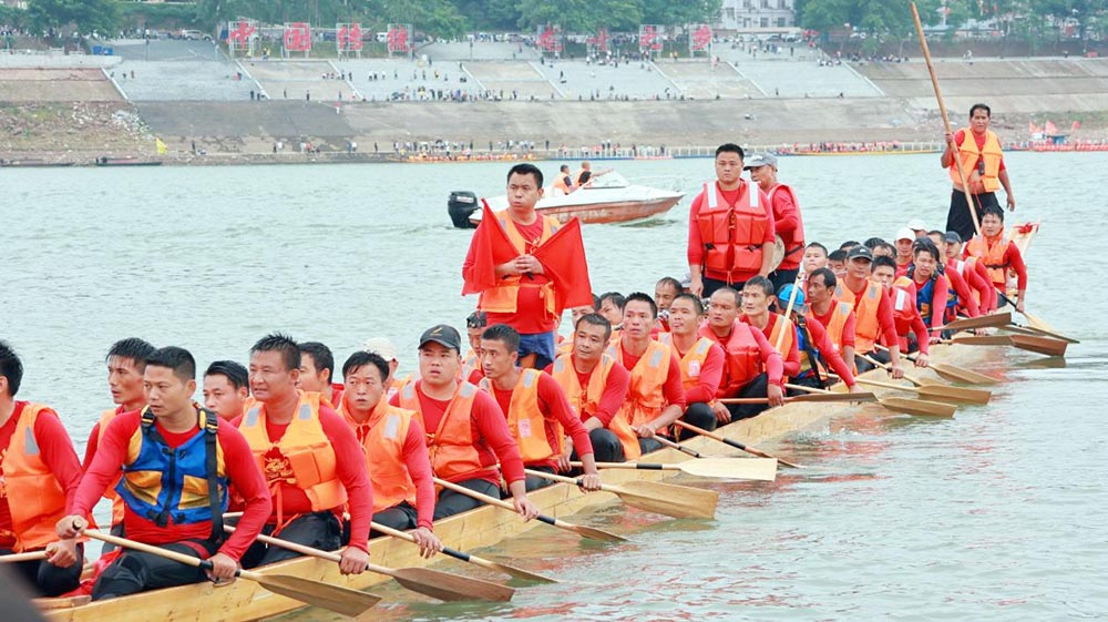 “龙腾潇湘”中国·沅陵2023年“沅陵酱酒”杯传统龙舟大赛即将拉开帷幕，沅水上日渐浓厚的赛龙舟氛围。邓浩然摄