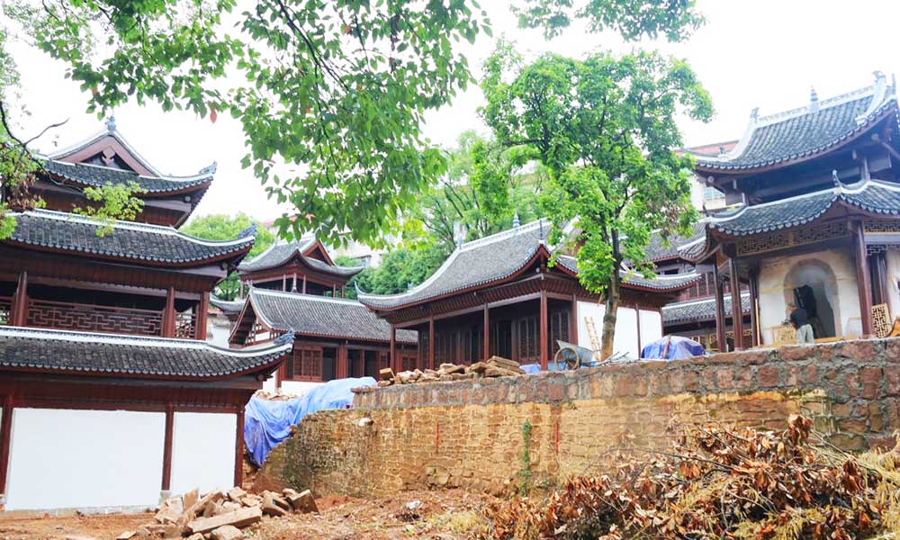 “守仁之学以致良知为主，悟道则始于龙场，讲学则始于虎溪”——阳明书院。目前主体建筑已竣工，七月上旬前完成总体修建，八月中旬前完成千年古刹“龙兴讲寺”修缮及配套建设。邓浩然摄