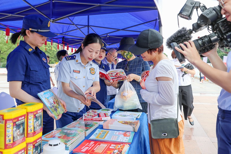 消防宣传员宣讲消防安全知识。单位供图
