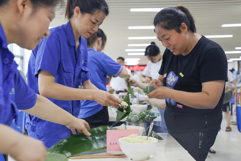 职工开展包粽子比赛。受访单位供图