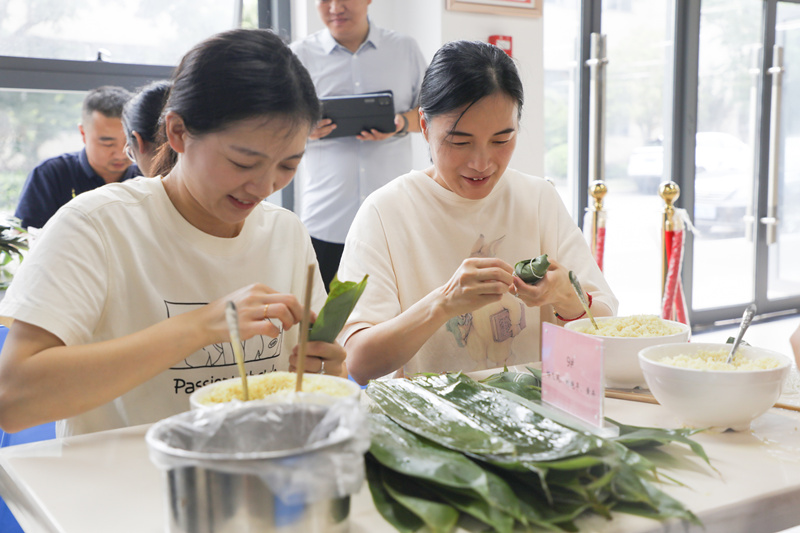 职工开展包粽子比赛。受访单位供图