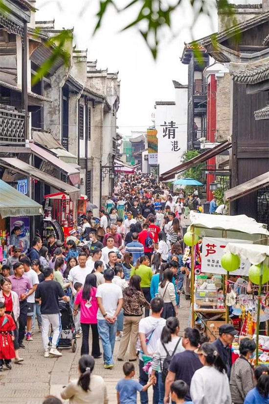 靖港古镇游人如织。望城产投集团供图