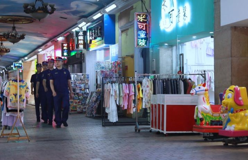 消防员在商业综合体开展巡查（单位供图）