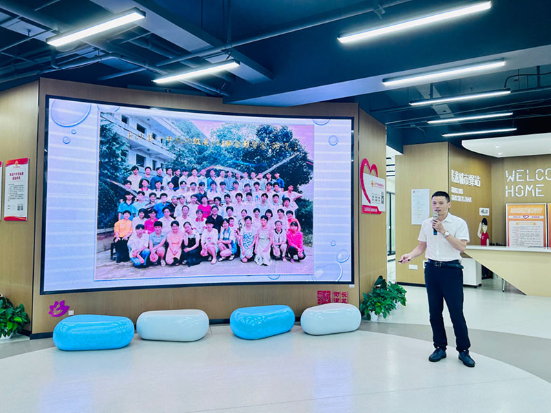  “中國好人”唐林正在講述他的故事。何彪攝