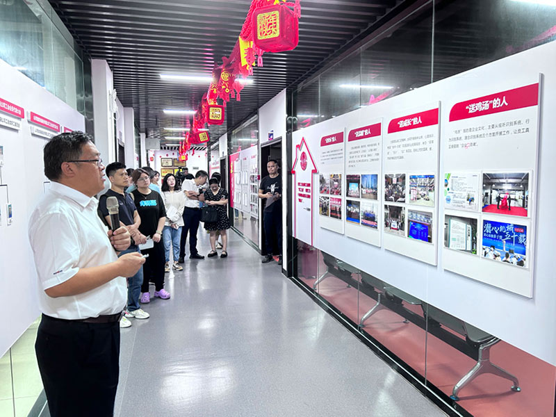 山河智能工會主席張愛民在介紹公司志願服務情況。何彪攝