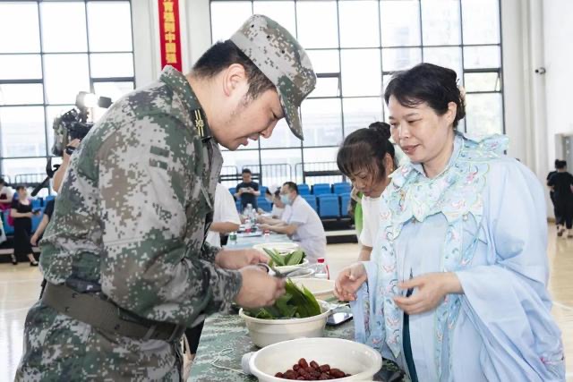 人武部民兵们为党员群众包粽子。单位供图