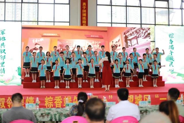 学生代表童声合唱《学习雷锋好榜样》。单位供图