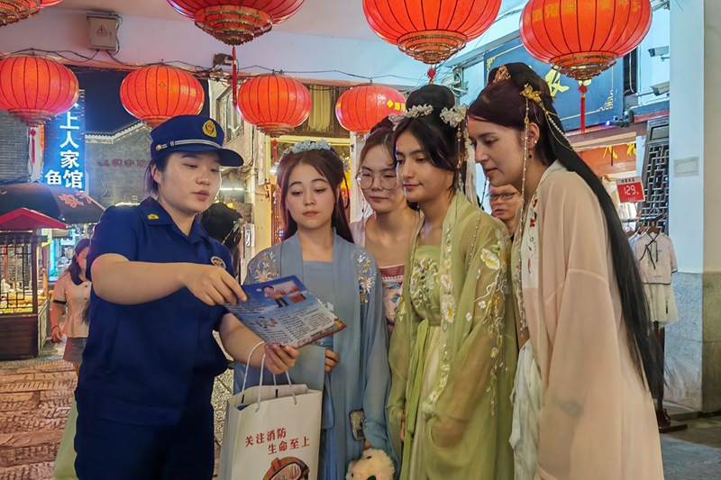 宣传员在景区向群众普及消防知识。单位供图
