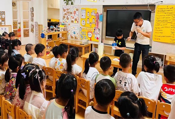 和小朋友们现场交流。邹莹摄