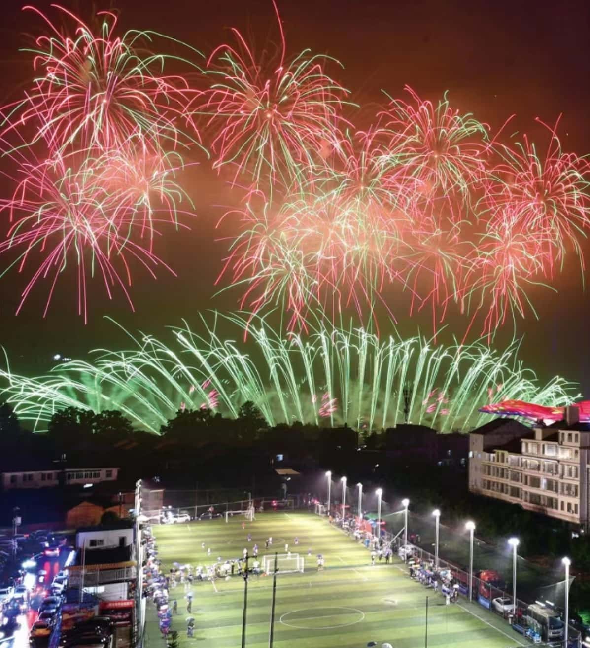 6月24日晚，绿茵阳光足球场举行了“烟花·梦剧场”青少年足球冠军挑战赛，大家一起感受“烟花+足球”的独有浪漫。彭红霞摄
