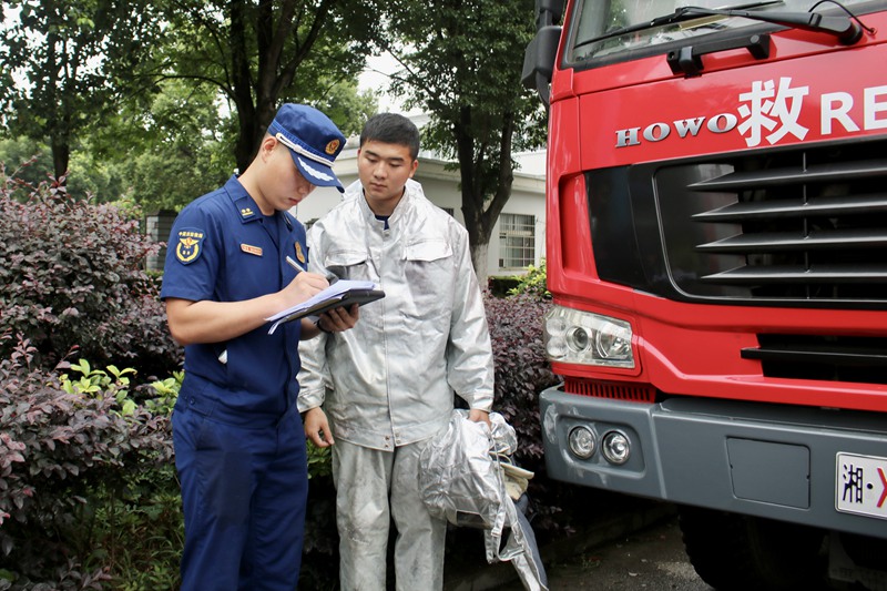 考核组对重型化工灭火救援编队车辆、随车器材进行性能参数测试及验收。单位供图