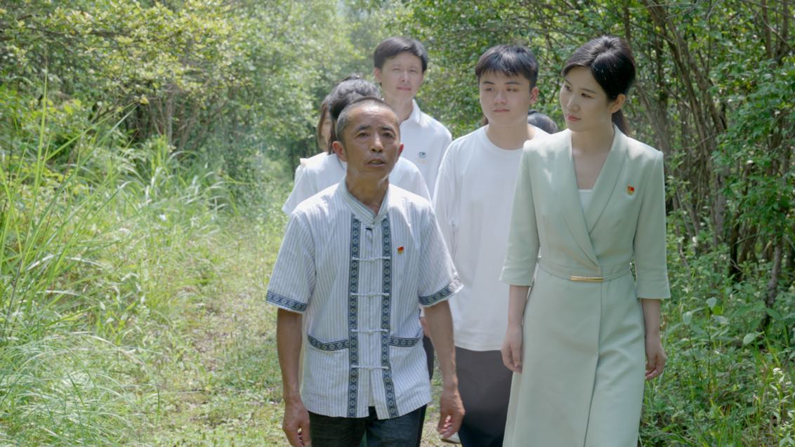 矮寨镇家庭村党支部书记石大林介绍深山“致富路”。单位供图