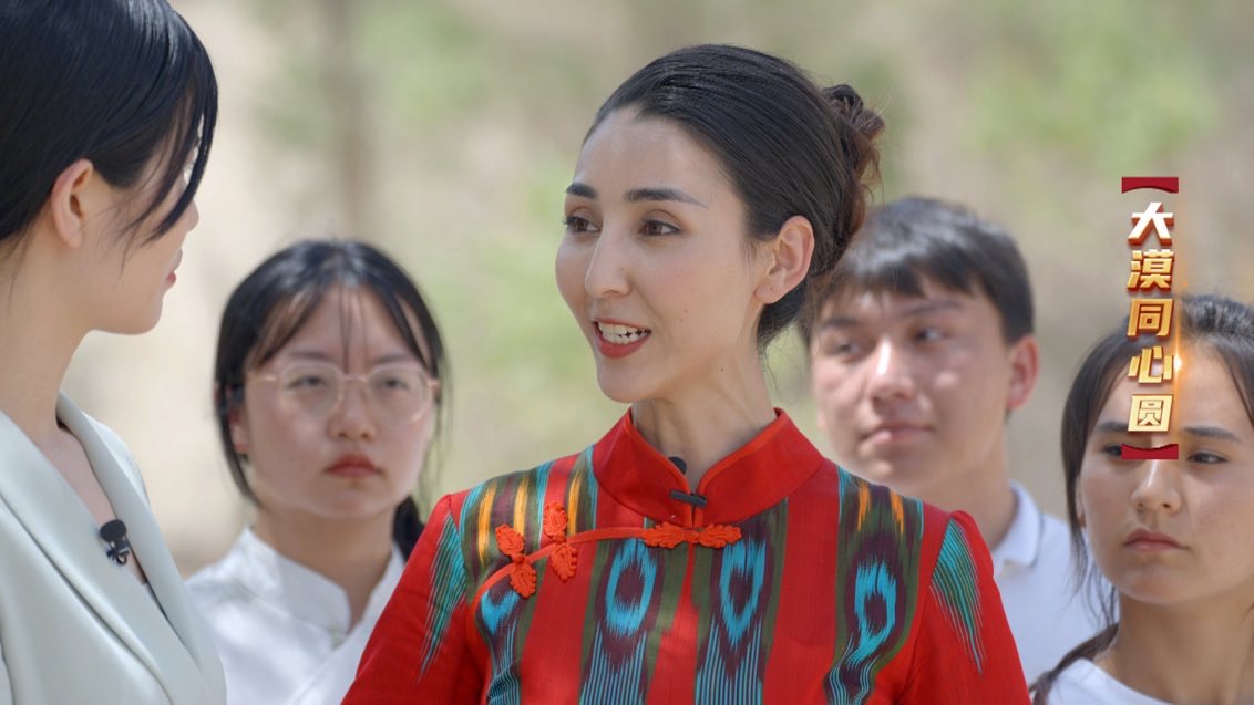 新疆文旅宣传推介官希怕尔古丽·买素木介绍和若铁路。单位供图