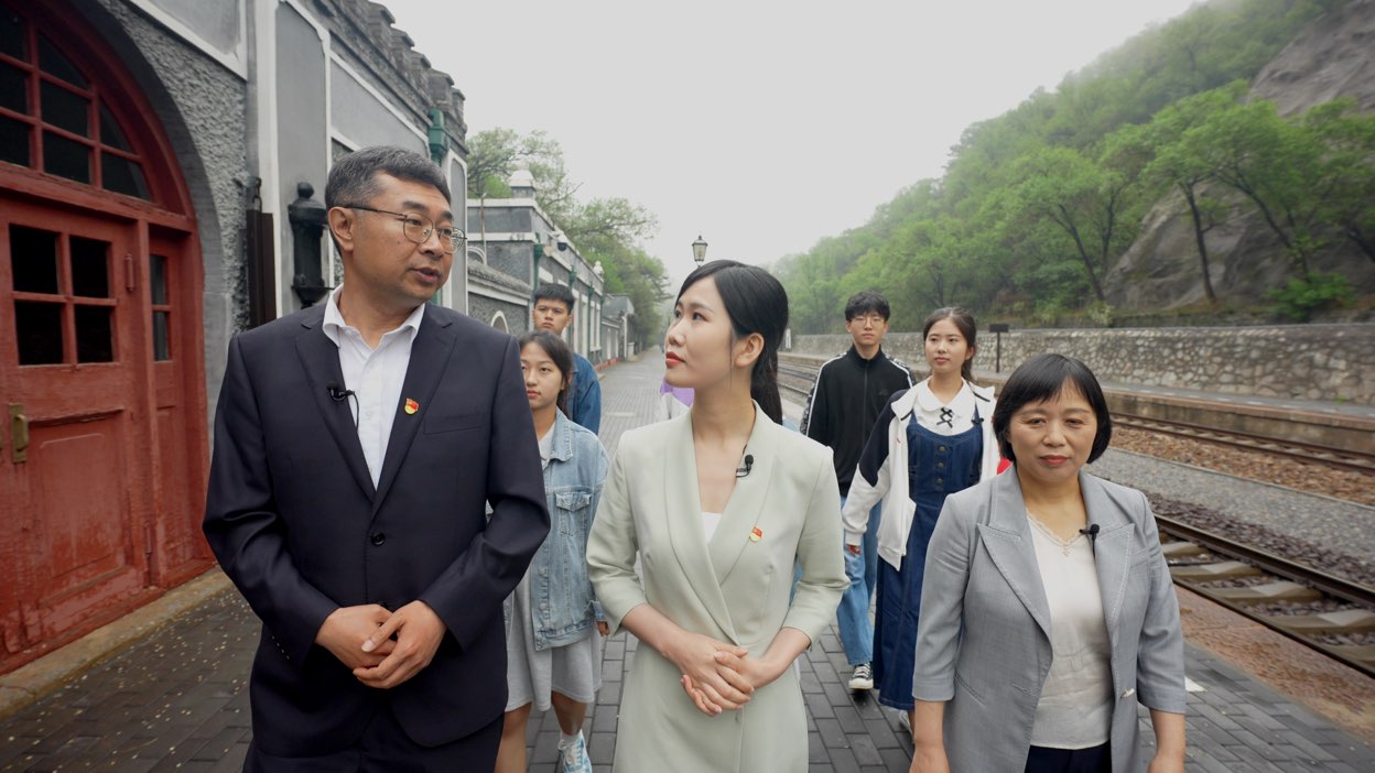 詹天佑纪念馆副馆长孙志伟讲解京张铁路历史。单位供图