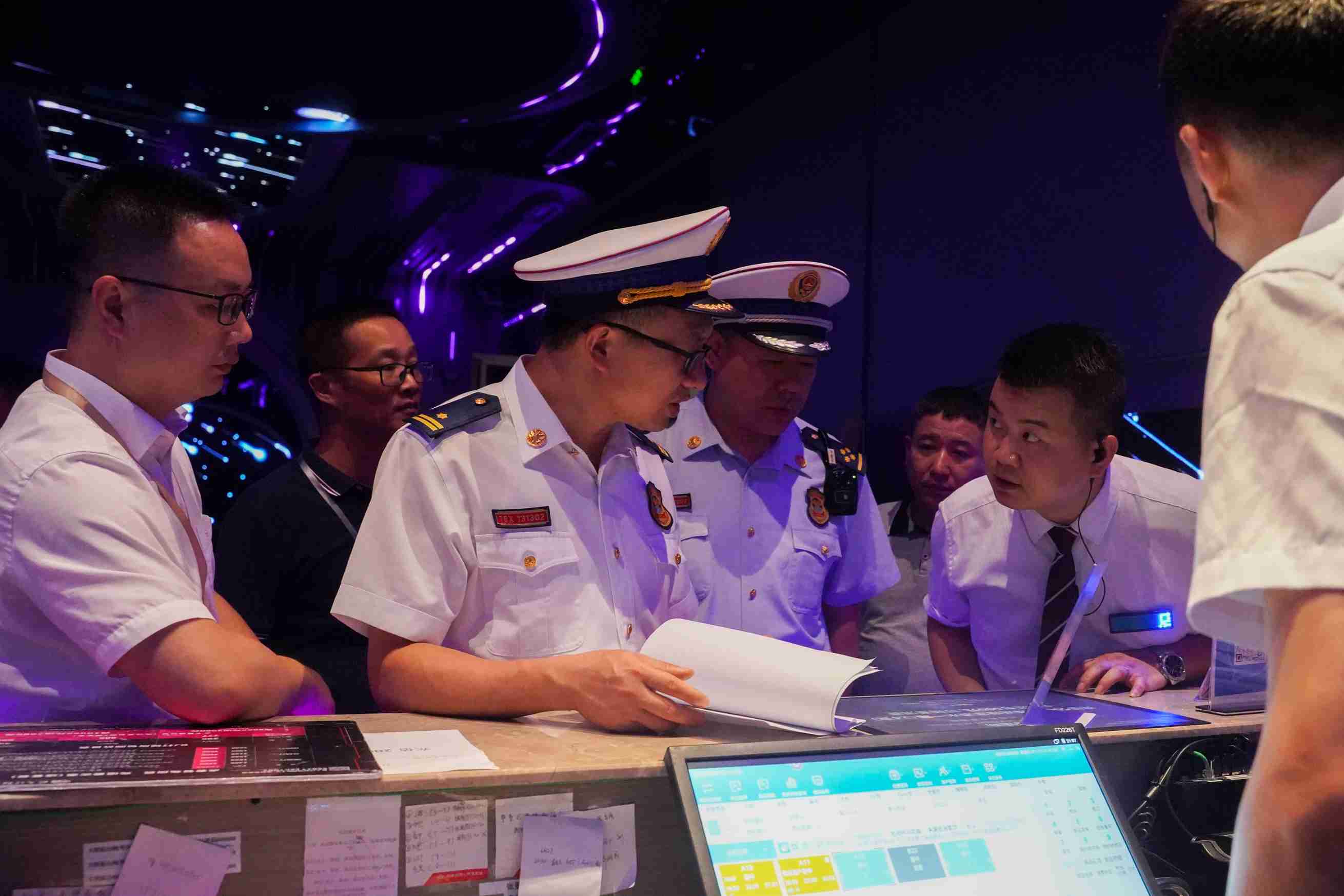 消防监督员抽查多业态混合经营场所消防安全管理人对场所消防安全熟知情况。单位供图