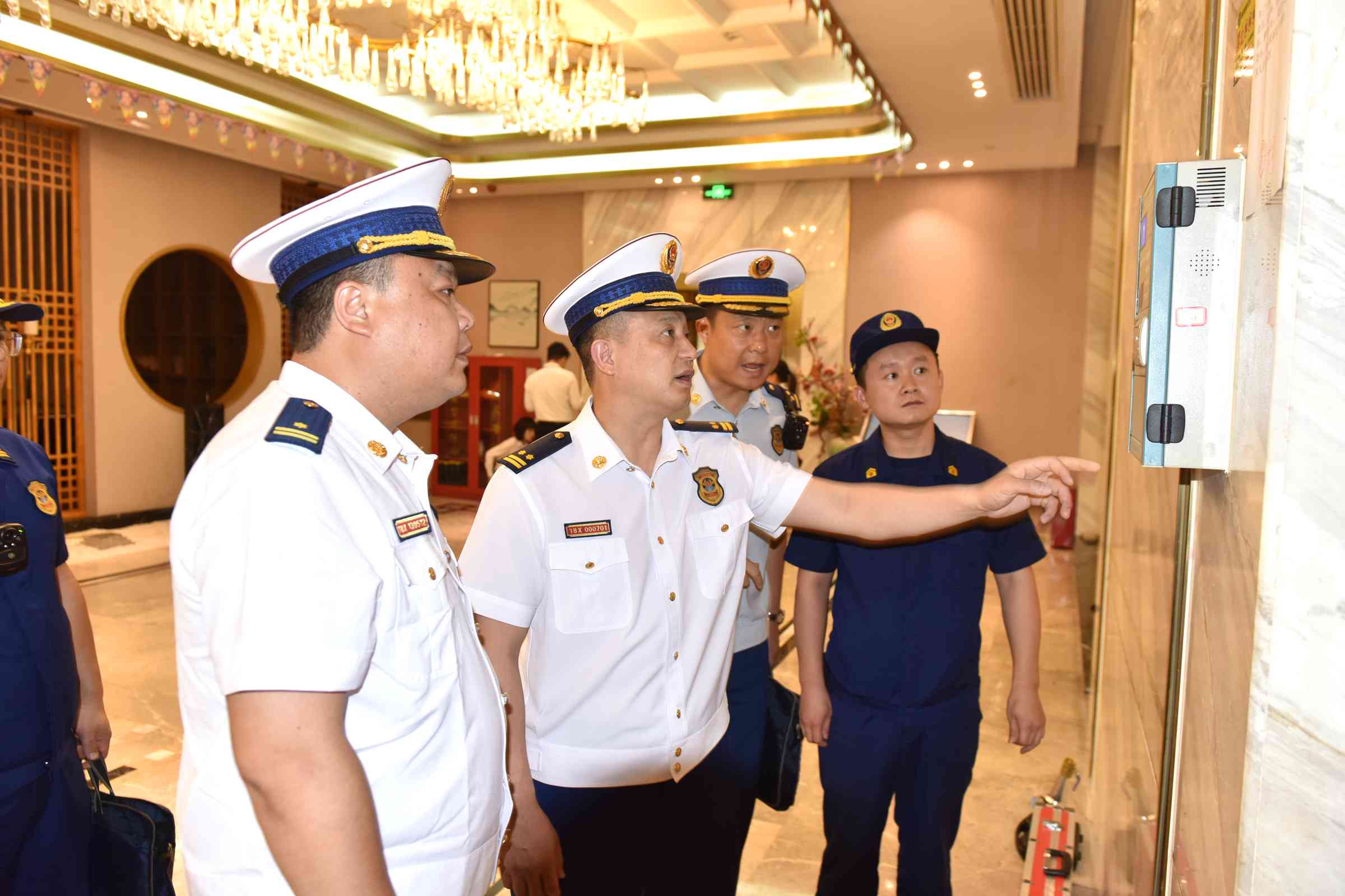消防监督员对全市多业态混合经营场所开展突击检查。单位供图