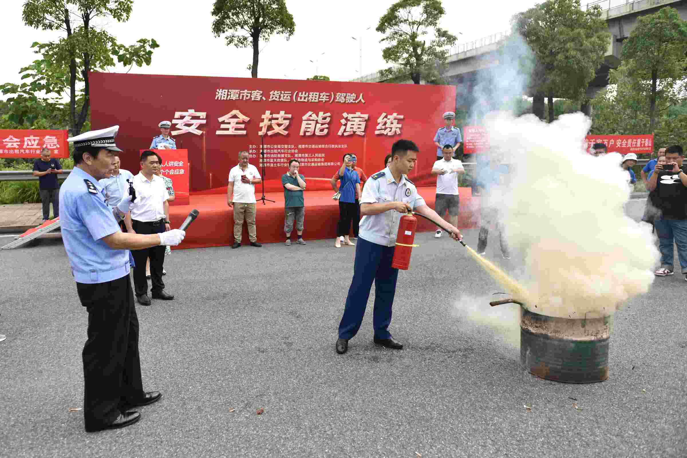 湘潭消防、交警部门联合开展客货运行业安全技能培训。单位供图