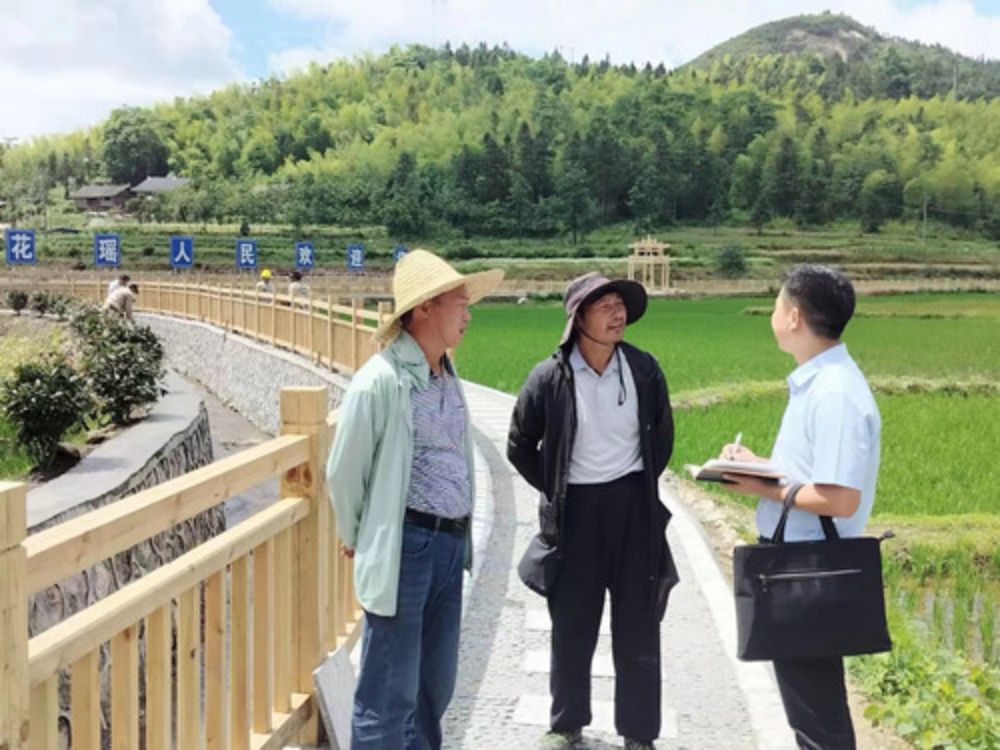 該鄉紀委工作人員在崇木凼村了解農民工工資保障情況。單位供圖