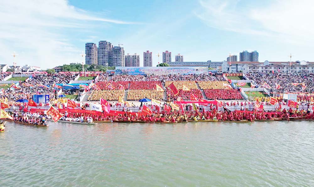 沅陵传统龙舟赛盛大开幕。邓浩然摄
