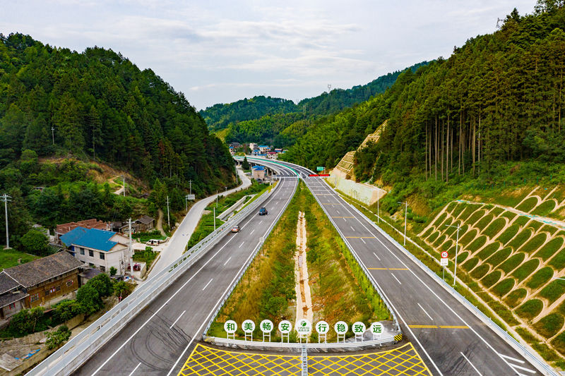 靖（州）黎（平）高速公路湘黔界地段。田文国摄