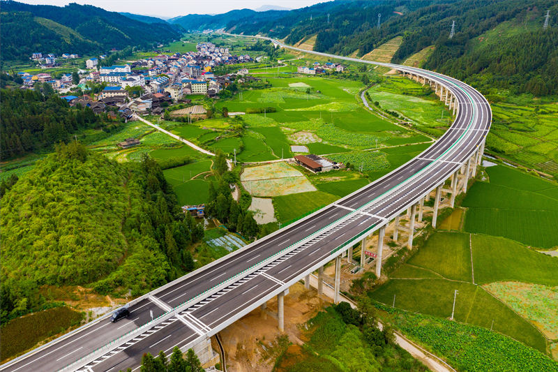 靖（州）黎（平）高速公路靖州苗族侗族自治县平茶镇地段。田文国摄