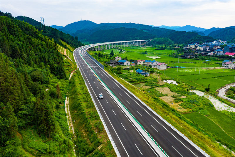 靖（州）黎（平）高速公路靖州苗族侗族自治县平茶镇地段。田文国摄